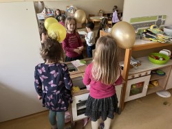 Naravoslovni poskusi pri Zajčkih: Spoznajmo osnove fizike skozi igro