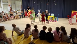 Zajčki pripravili glasbeno pravljico Mojca Pokrajculja